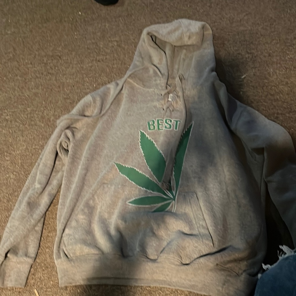 Weed sweatshirt it’s comfy in good condition haven’t worn it in years